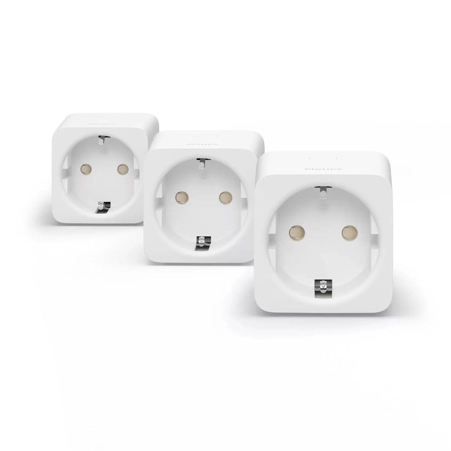 Philips Hue Smart Plug weiß, smarte Steckdose – drei kompakte, weiße Steckdosen nebeneinander.