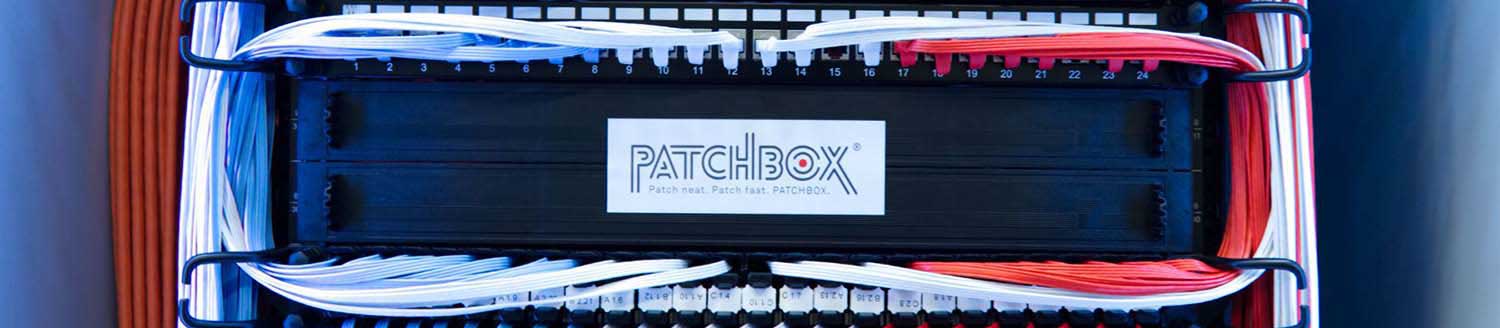 Durch Patchbox organisierter Serverschrank